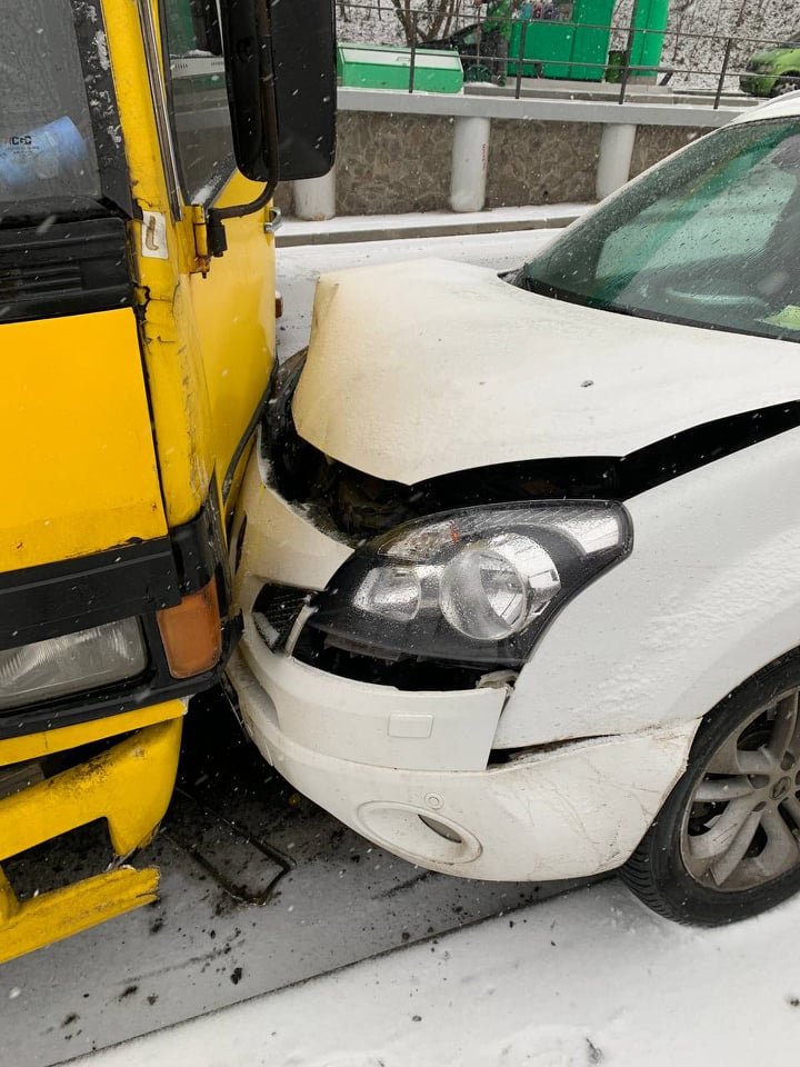 На Стуса маршрутка протаранила автомобіль. Фото поліції
