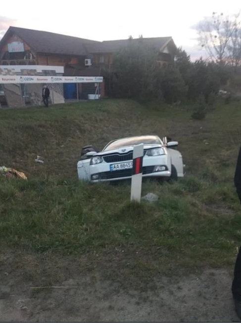 Біля Львові п'яний водій потрапив у дві ДТП. Фото з чату Варти-1