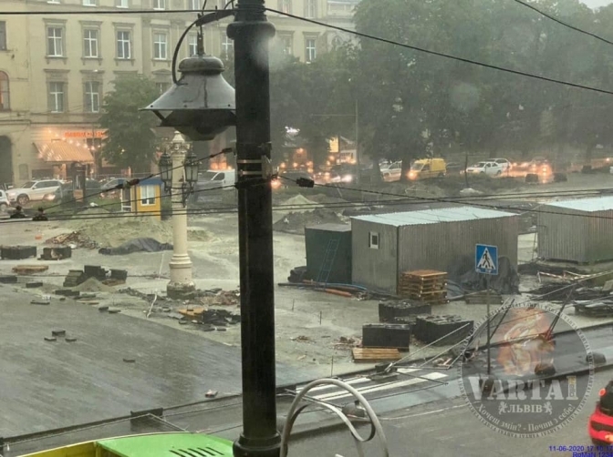 Будмайданчик біля Оперного театру.