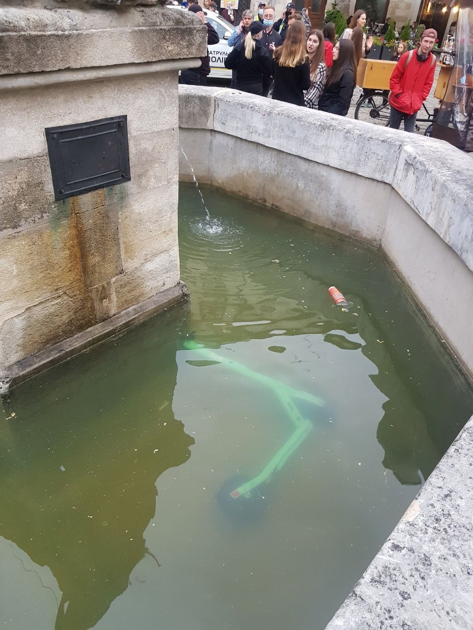 У фонтані в центрі Львова втопили електросамокат. Фото: Свято грибів і форелі