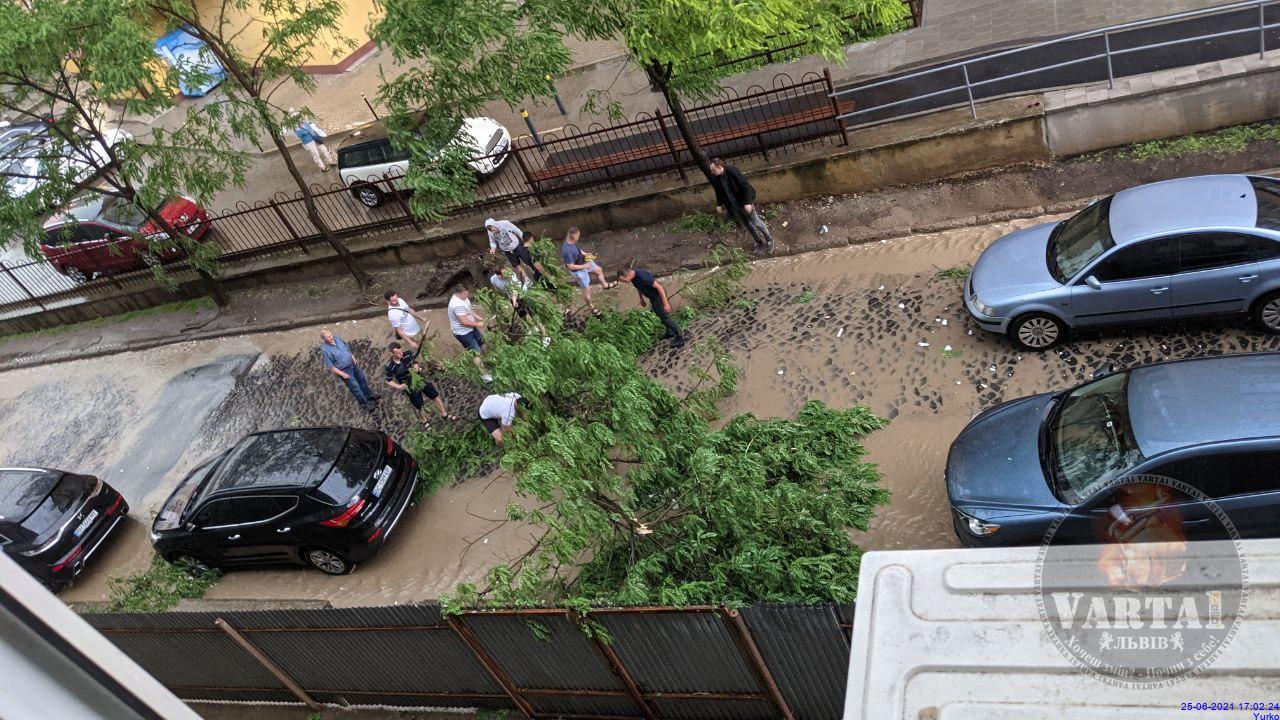 Львів накрила сильна буря. Фото: Варта1
