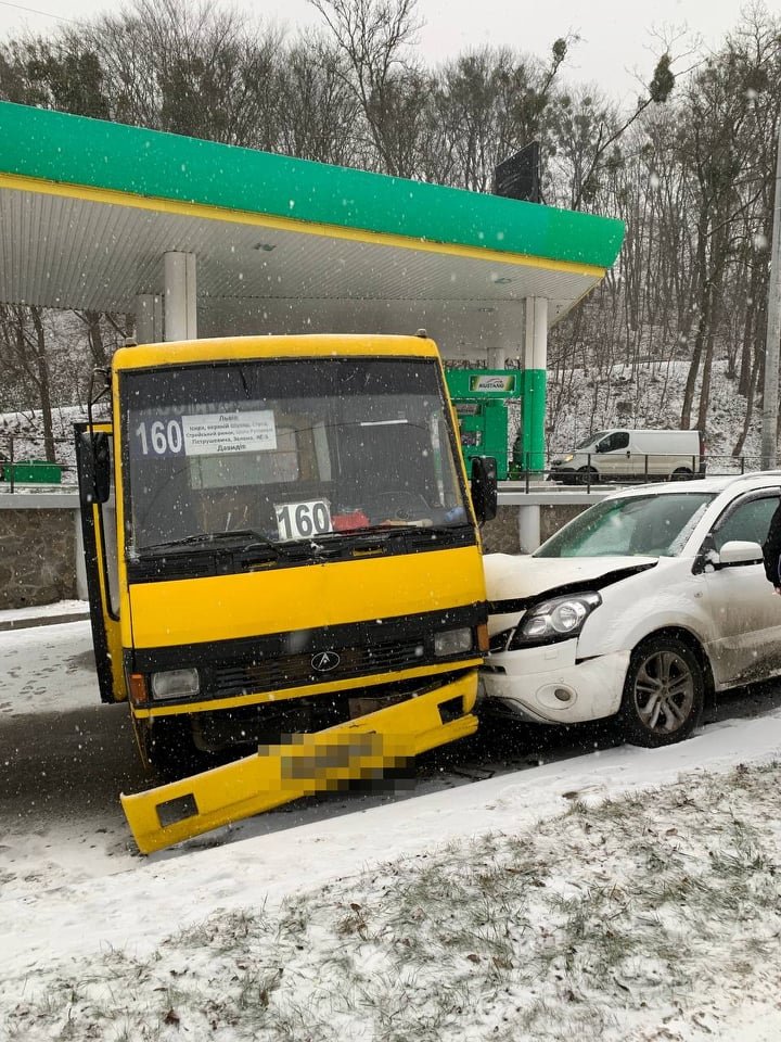 На Стуса маршрутка протаранила автомобіль. Фото поліції