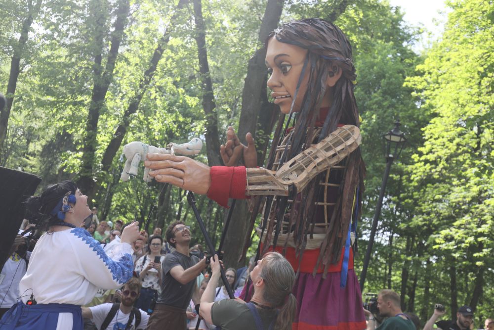 Світовий символ дітей-біженців: до Львова привезли 3,5-метрову ляльку Амаль