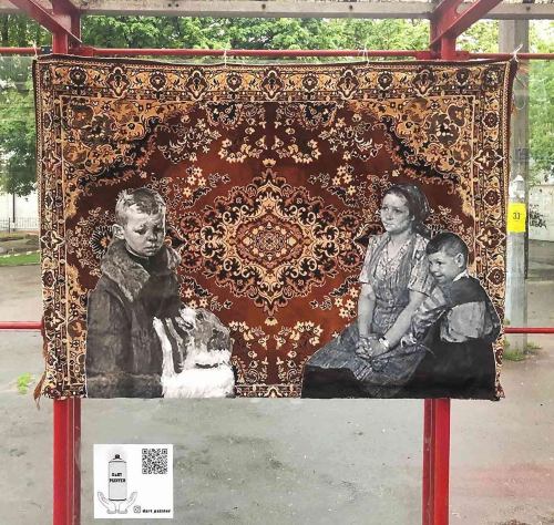 На зупинці у Львові повісили килим. Автор: Dart_painter