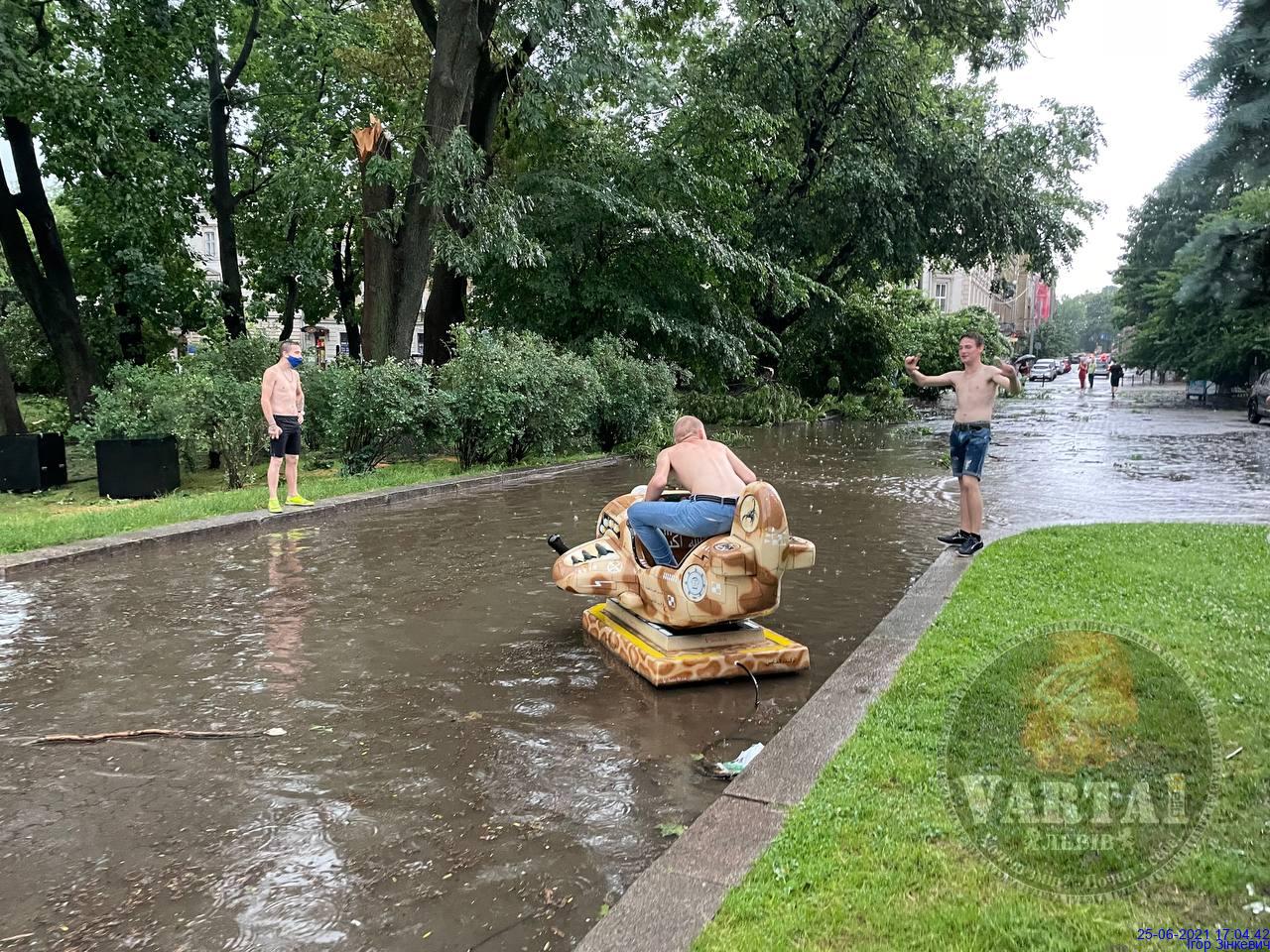 Львів накрила сильна буря. Фото: Варта1