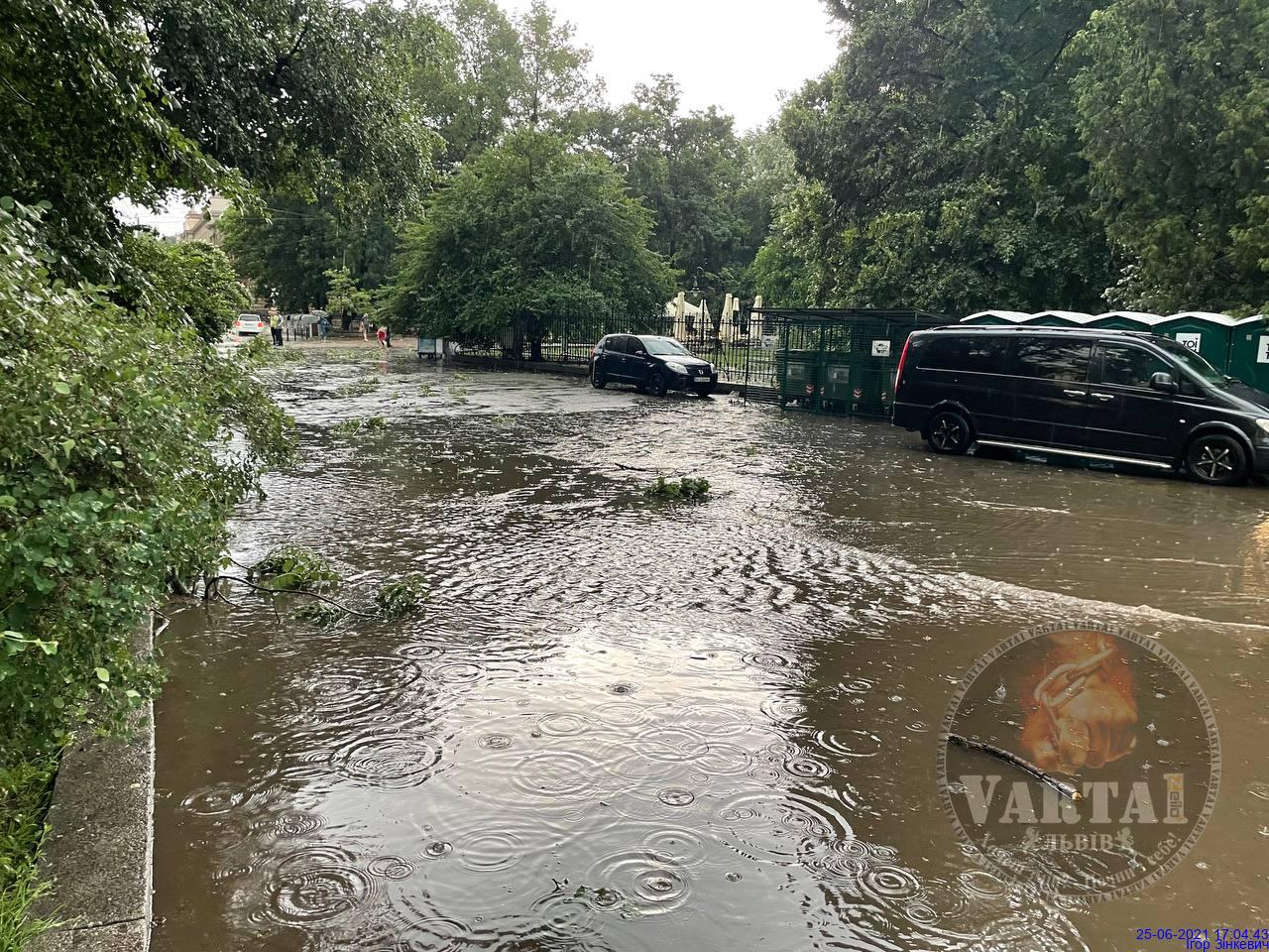 Львів накрила сильна буря. Фото: Варта1