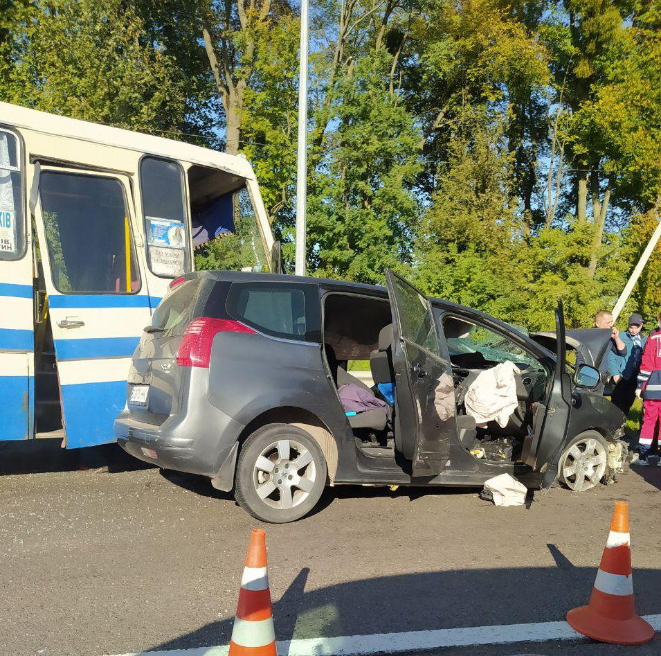Біля Буська рейсовий автобус зіткнувся з авто. Фото: Типовий Львів