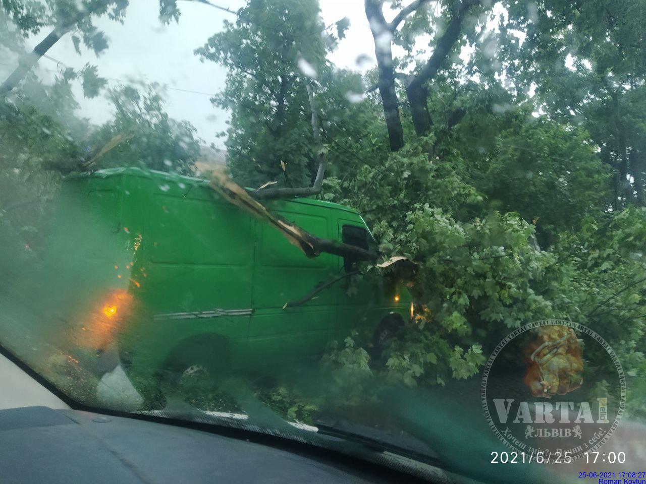 Львів накрила сильна буря. Фото: Варта1