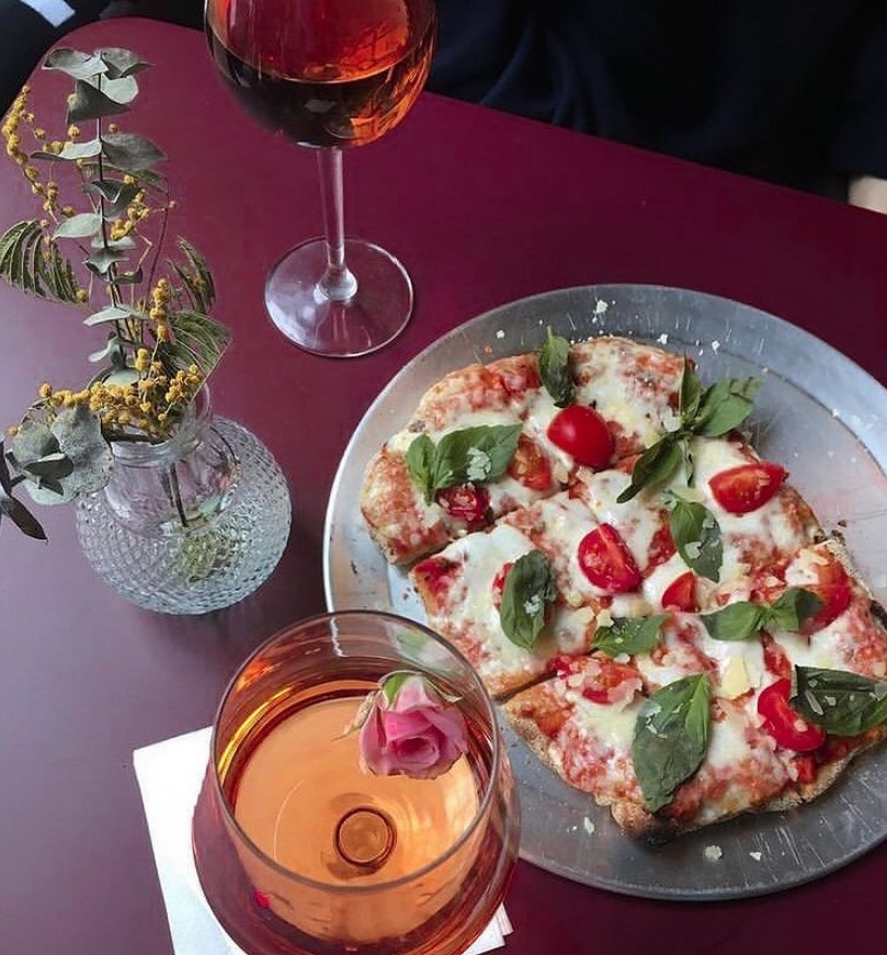 У центрі Львова відкрили незвичайний бар. Фото: Квіткова Мафія/Instagram