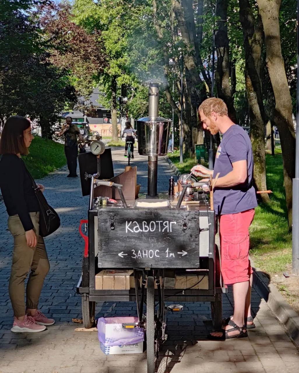 У львівському парку переселенець із Херсона варить каву у джезві на піску