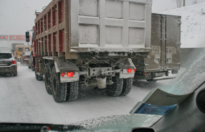 Для чого на автомобіль вішають маленьке відерце. Фото: globusks