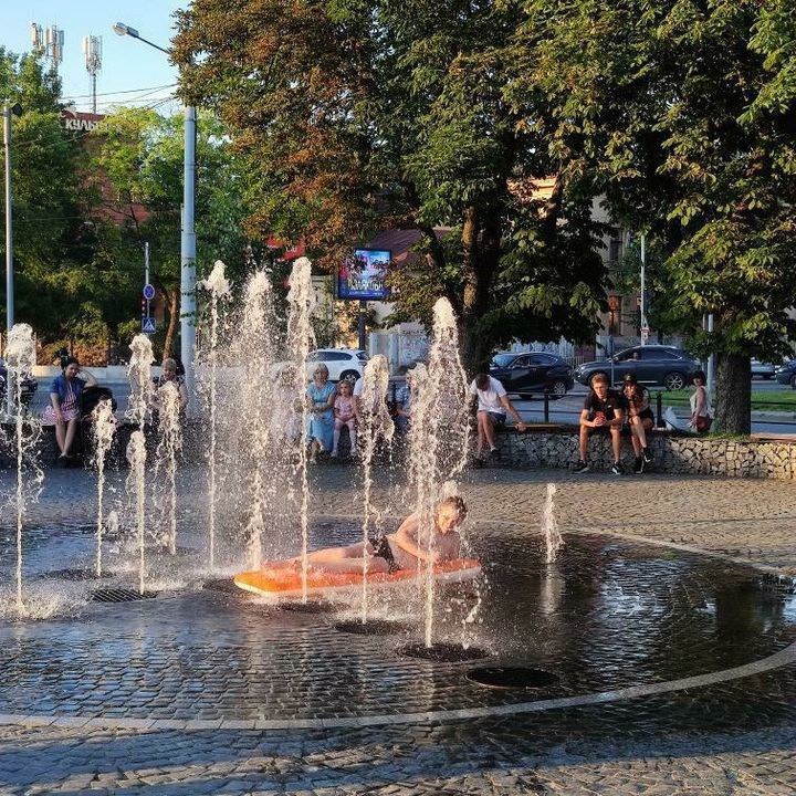 В сухому фонтані біля «Форуму» з’явився надувний матрац. Фото: Типовий Львів