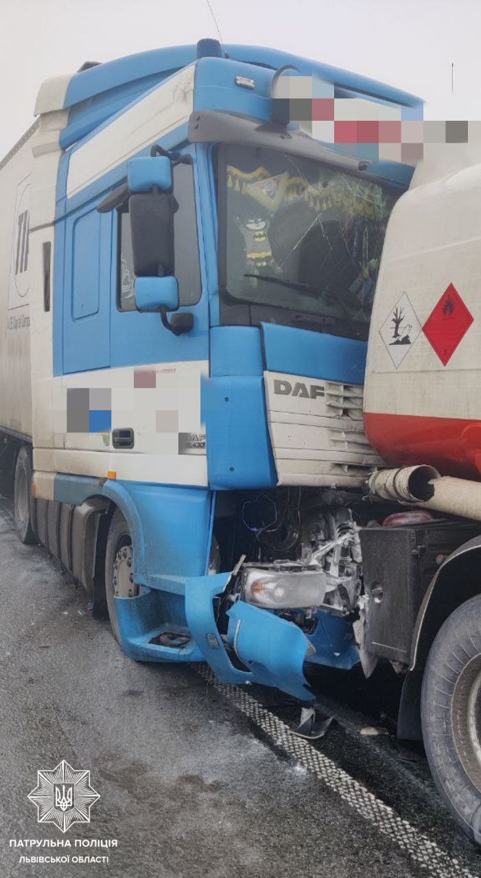 Біля Львова зіткнулися дві вантажівки, рух транспорту дуже ускладнений || Фото: t.me/lvivpatrolpolice