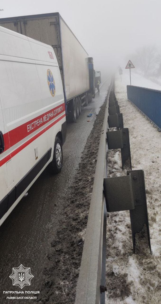 Біля Львова зіткнулися дві вантажівки, рух транспорту дуже ускладнений