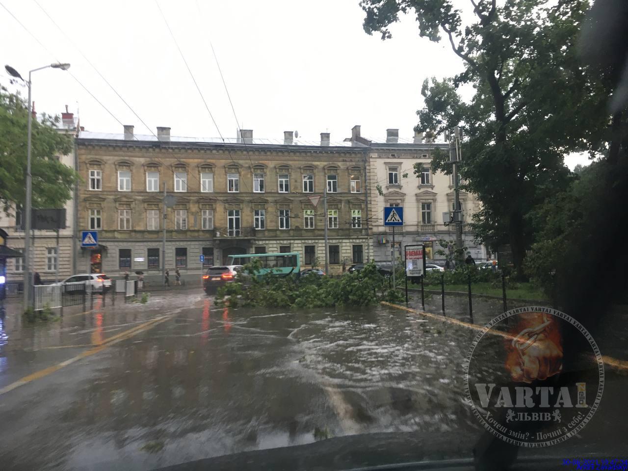 Львовом знову пройшла сильна гроза. Фото: Варта1