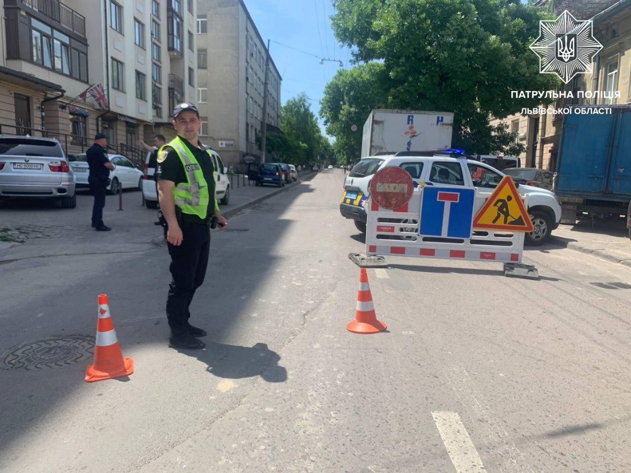 Серед дороги у Львові утворилося провалля. Фото патрульної поліції