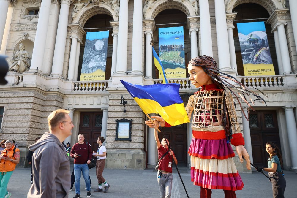 Світовий символ дітей-біженців: до Львова привезли 3,5-метрову ляльку Амаль