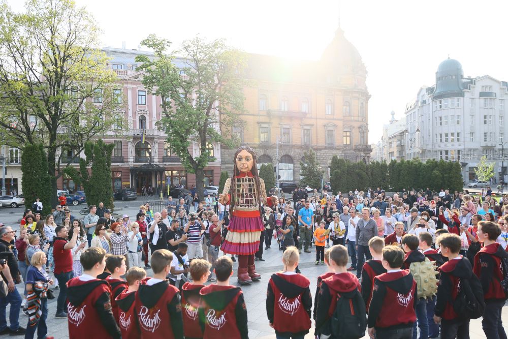 Світовий символ дітей-біженців: до Львова привезли 3,5-метрову ляльку Амаль