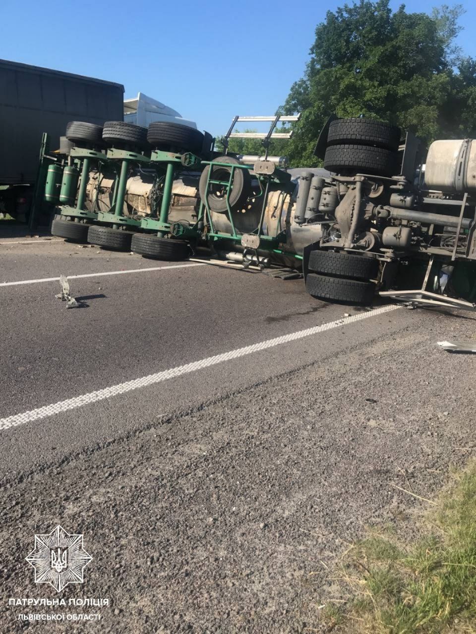 На автодорозі Київ-Чоп перекинута цистерна заблокувала рух. Фото поліції