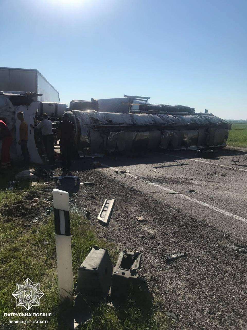 На автодорозі Київ-Чоп перекинута цистерна заблокувала рух. Фото поліції