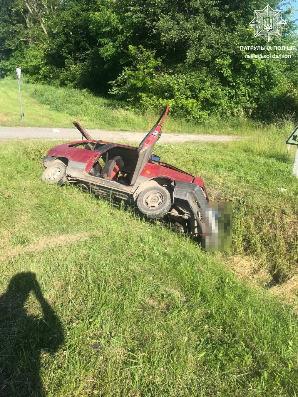 На автодорозі Київ-Чоп перекинута цистерна заблокувала рух. Фото поліції