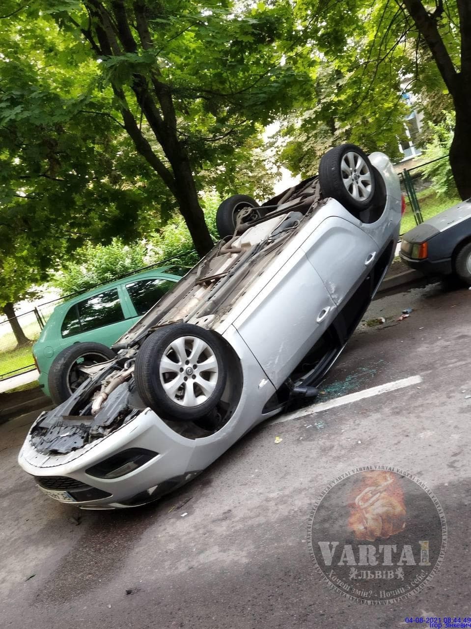 Серед дороги у Львові автомобіль перекинувся на дах. Фото: Варта1
