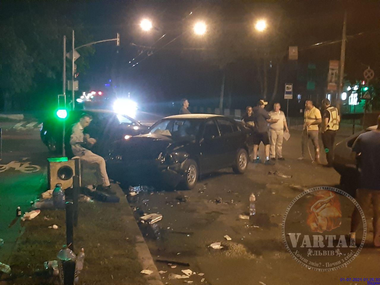 В аварії на Городоцькій постраждали п&rsquo;ятеро людей. Фото: Варта1
