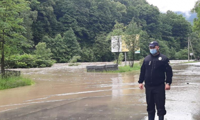 На Львівщині деякі дороги закрили через підтоплення. Фото: МВС