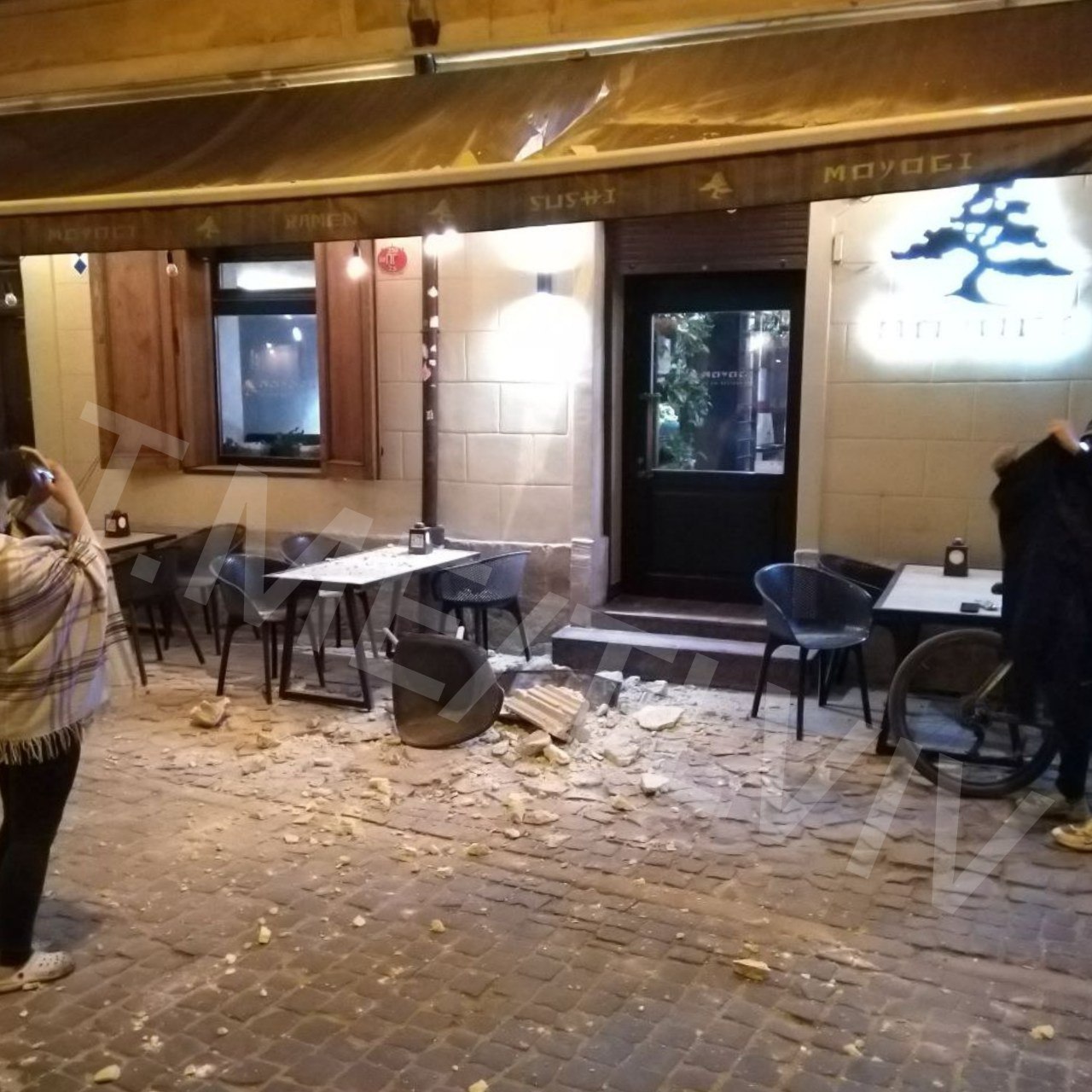 На терасу в центрі Львова обвалилась частина фасаду будинку. Фото: Типовий Львів