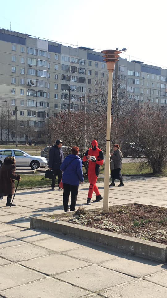 Сихівмен: у Львові супергерой роздає пенсіонерам маски фото 1