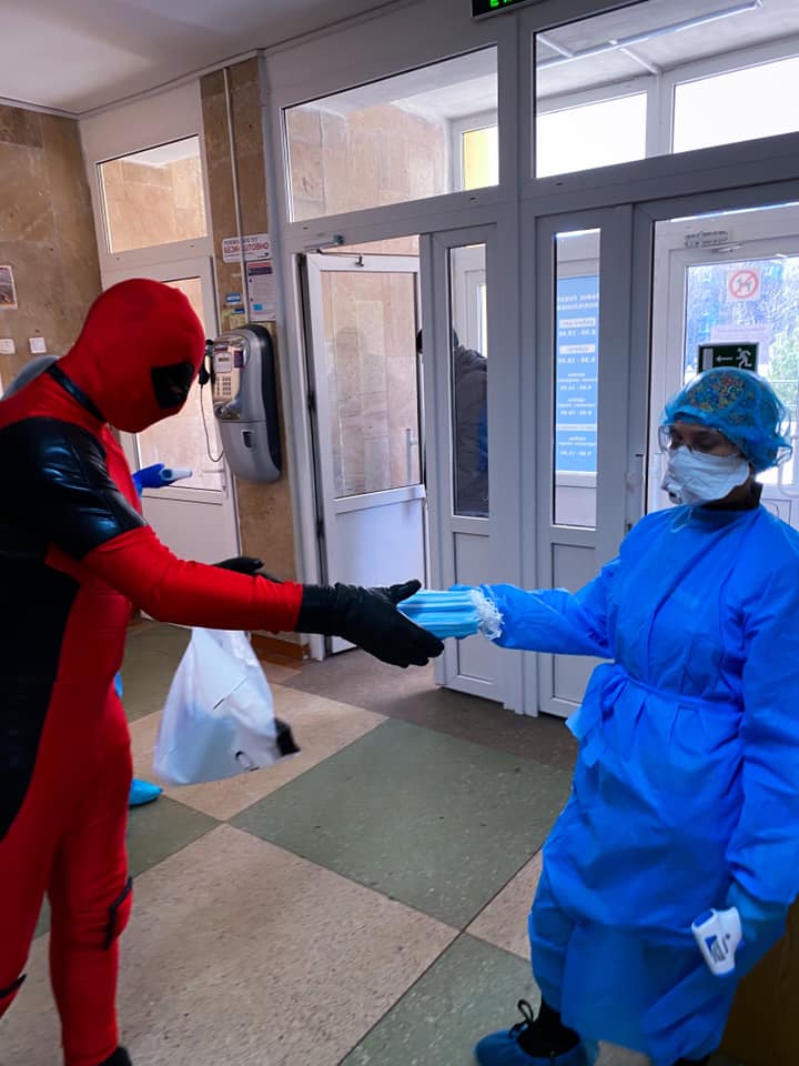 Фото дня: Сихівмен передав львівським медикам маски фото 2 1