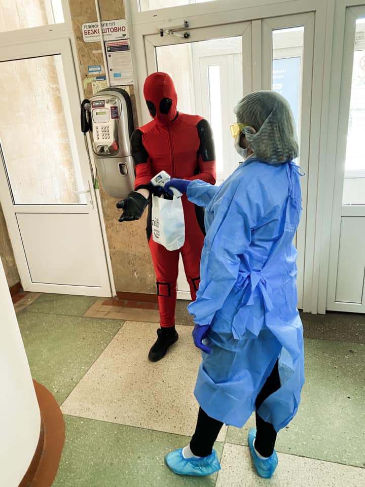 Фото дня: Сихівмен передав львівським медикам маски фото 1