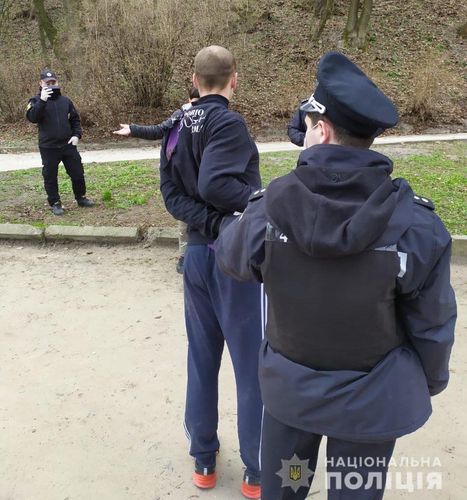 Затримання порушника карантину. Фото: Національна поліція
