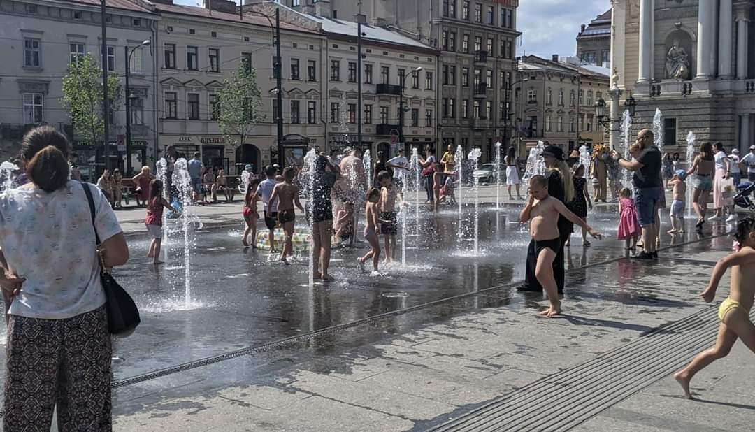 В сухому фонтані в центрі Львова з'явився надувний басейн. Фото: Типовий Львів