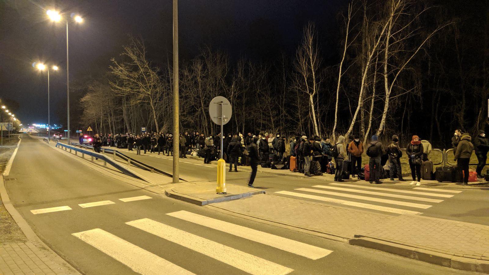 На кордоні з Польщею виникли черги з сотень українців. Фото: Варта-1