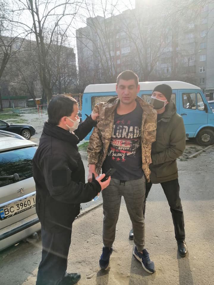 Затриманий львів'янин, що вдарив ногою кішку. Фото: Андріана Байло