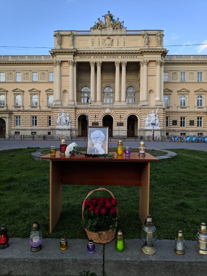 Меморіальний стіл перед Франковим вишем. Фото: Четверта студія