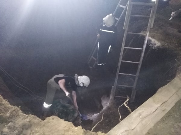 Рятувальники відкопують тіло з-під завалу. Фото: ГУ ДСНС