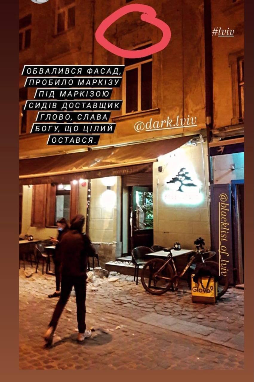 На терасу в центрі Львова обвалилась частина фасаду будинку. Фото: blacklist_of_lviv/Instagram