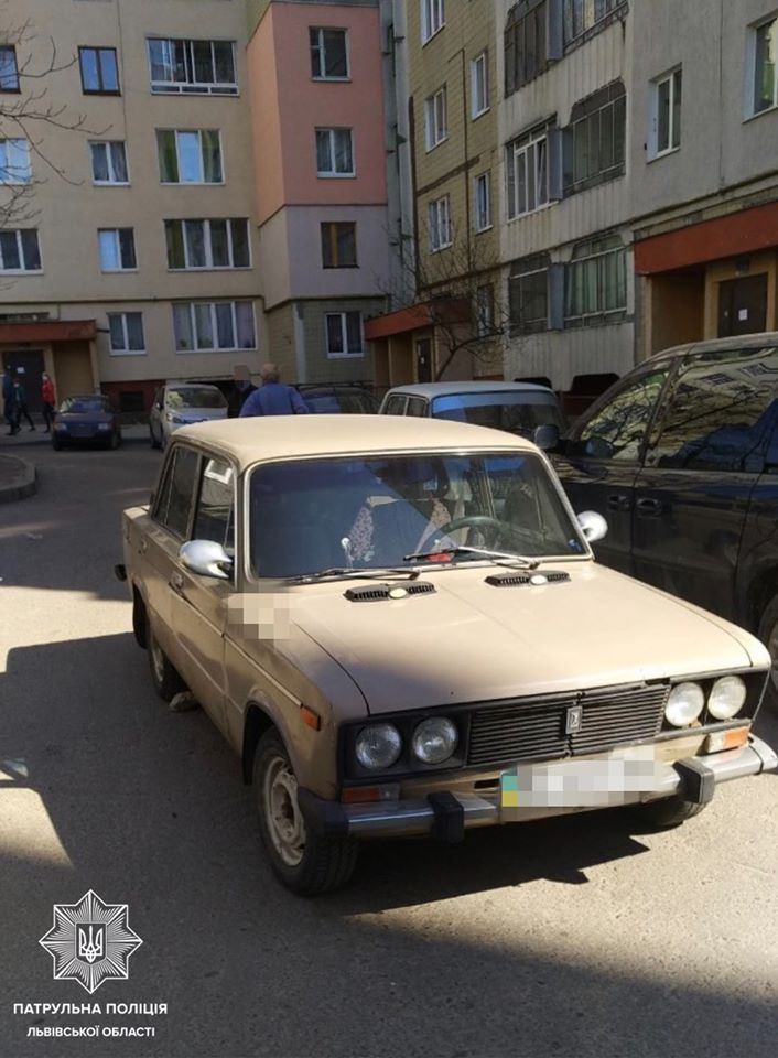 Авто, яким керував п'яний водій. Фото: патрульна поліція