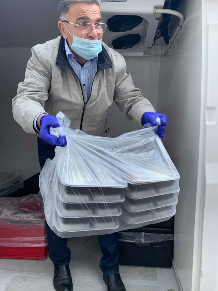 Першу партію обідів вже доставили в лікарню. Фото: Максим Козицький