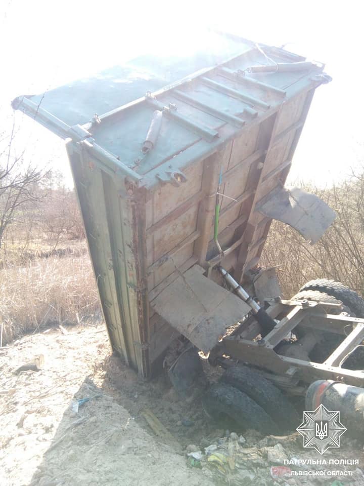  У Львові водій вантажівки скинув сміття у водойму і застряг