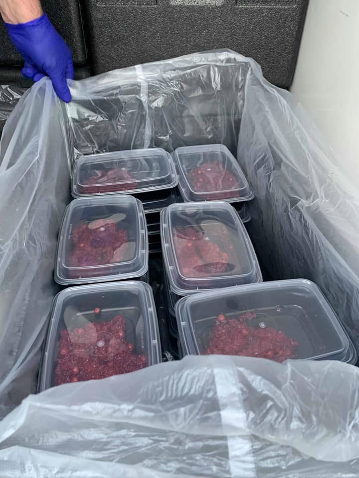 Першу партію обідів вже доставили в лікарню. Фото: Максим Козицький