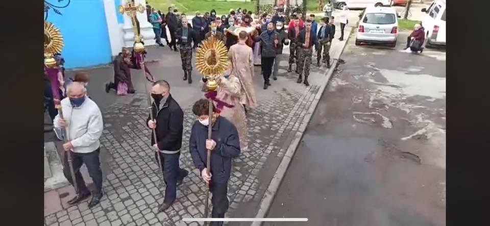 Масова хода у Самборі під час карантину. 