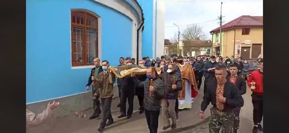 Масова хода у Самборі під час карантину. 