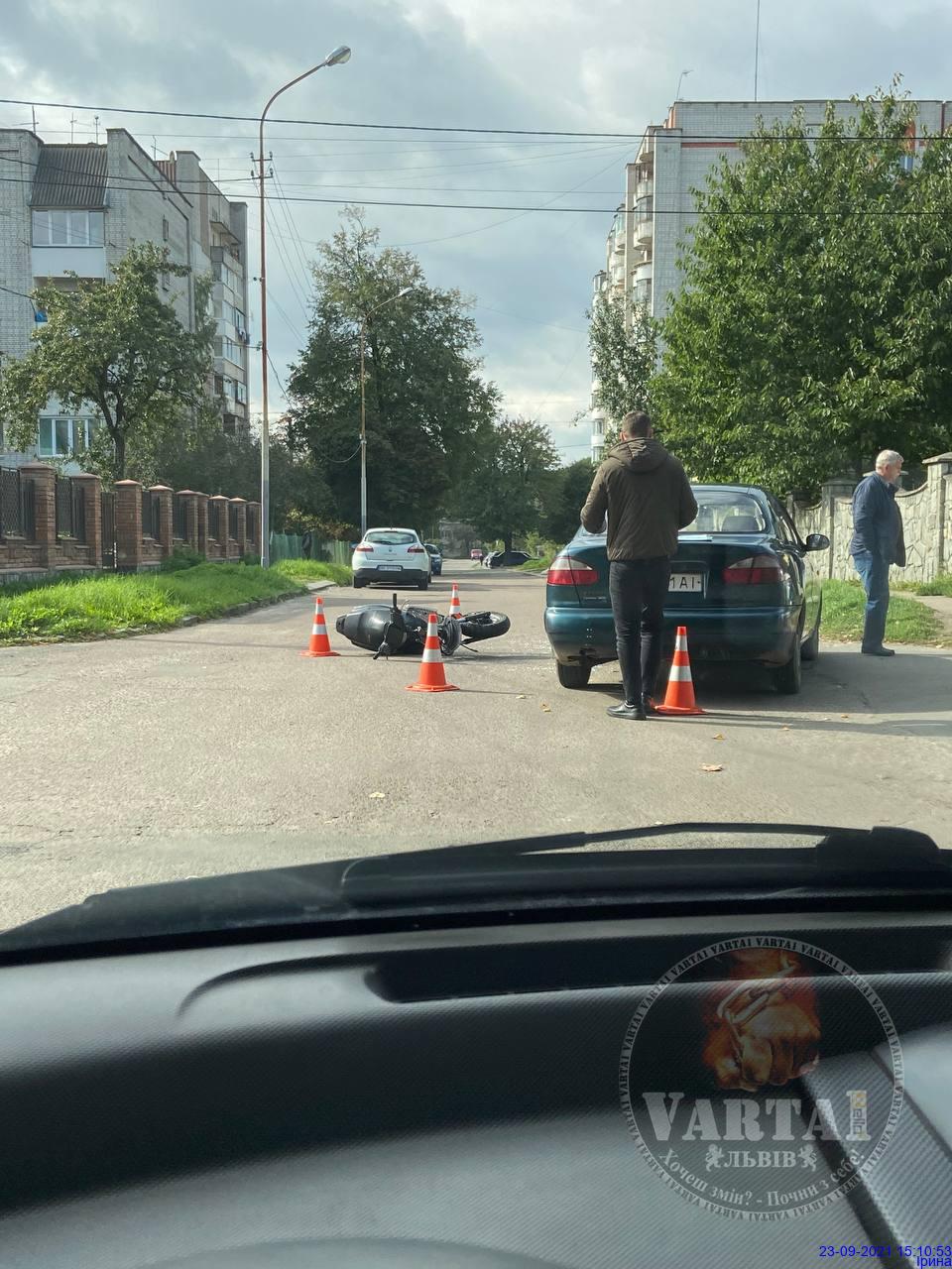 У Франківському районі зіткнулися автомобіль та мотоцикл. Фото: Варта1