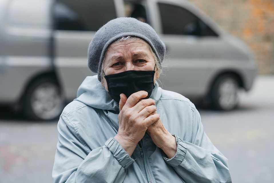 Львівські рятувальники зняли з дерева бабусиного котика. Фото: Михайло Пахолюк