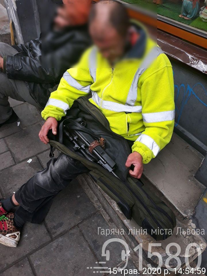 Центром Львова розгулював безпритульний з рушницею