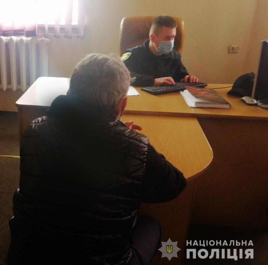 Поліція затримала злодія у квартирі пенсіонерки