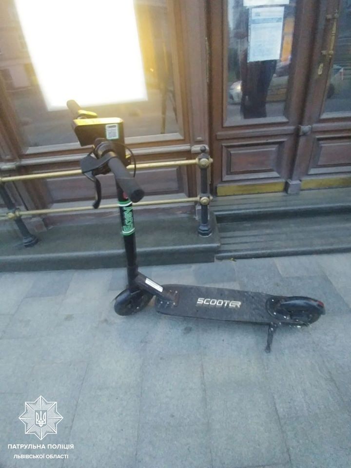 У центрі Львова намагались викрасти електросамокат. 
